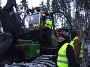 Ihmisiä tutustumassa motoon.