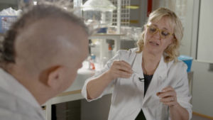 Professori Marjo Yliperttula katsoo soluja nanoselluloosassa.