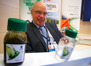 Nils-Olof Nylund ja kaksi biopolttoaine-esittelypulloa.