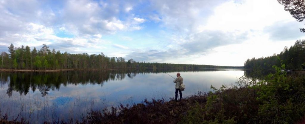 Kalastaja järven rannalla.