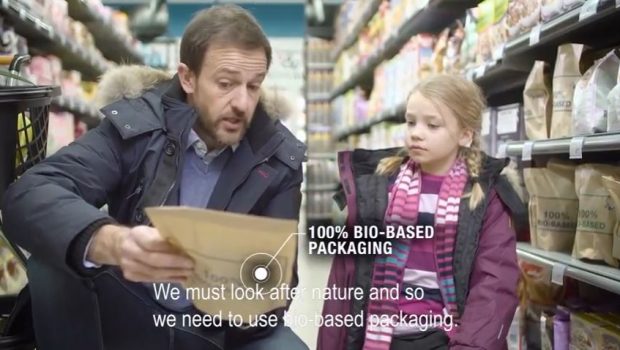 Man pointing a biopackage to a girl in a food store. Picture from video.