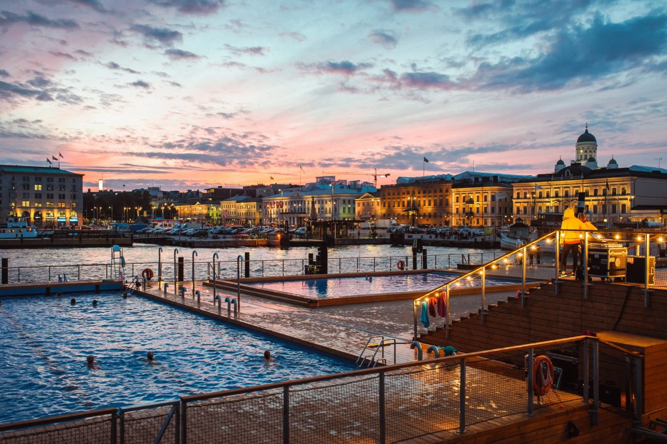 Helsingin Allas Sea Poolin ulkoaltaat punertavassa iltamaisemassa.