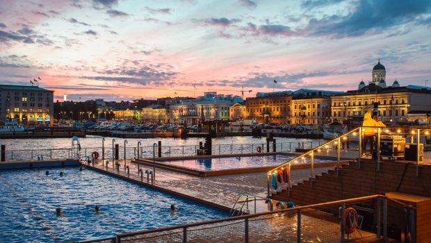 Helsingin Allas Sea Poolin ulkoaltaat punertavassa iltamaisemassa.