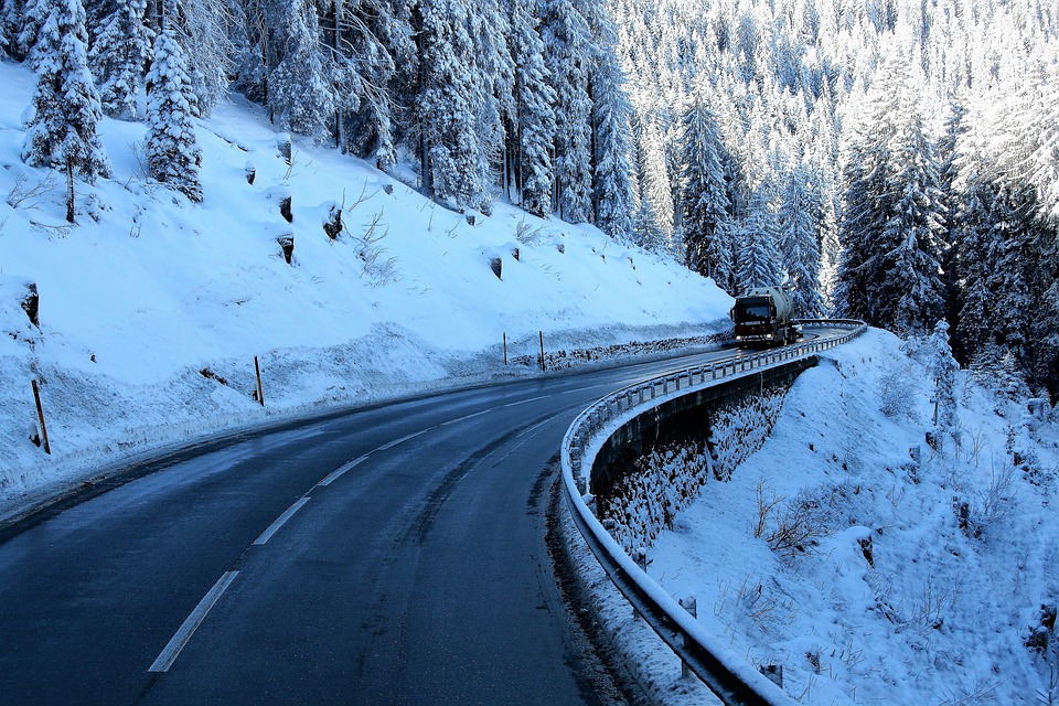 Säiliöauto talvisella vuoristotiellä.