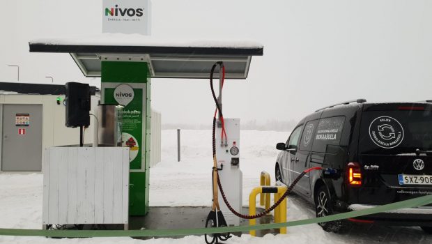 Autoon tankataan biokaasupolttoainetta asemalla.