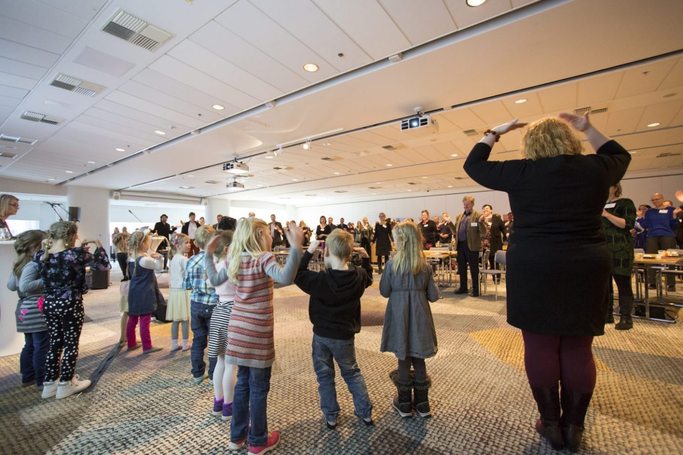 Eskarilaisten opastama matotanssi ravinteiden kierrätyksen hankkeiden loppuseminaarissa.