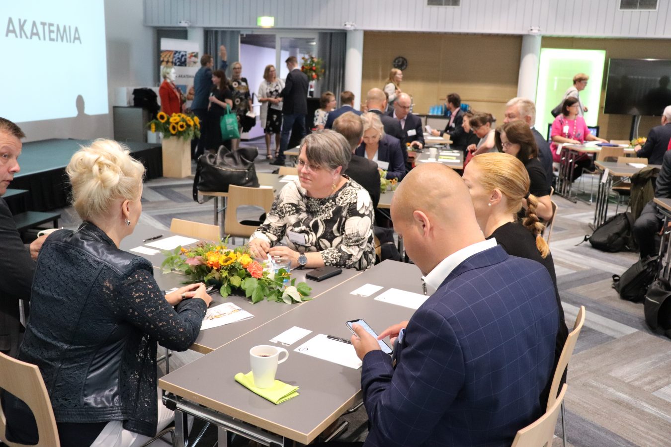 Verkostoitumista Ruoka Akatemian seminaaripäivässä.