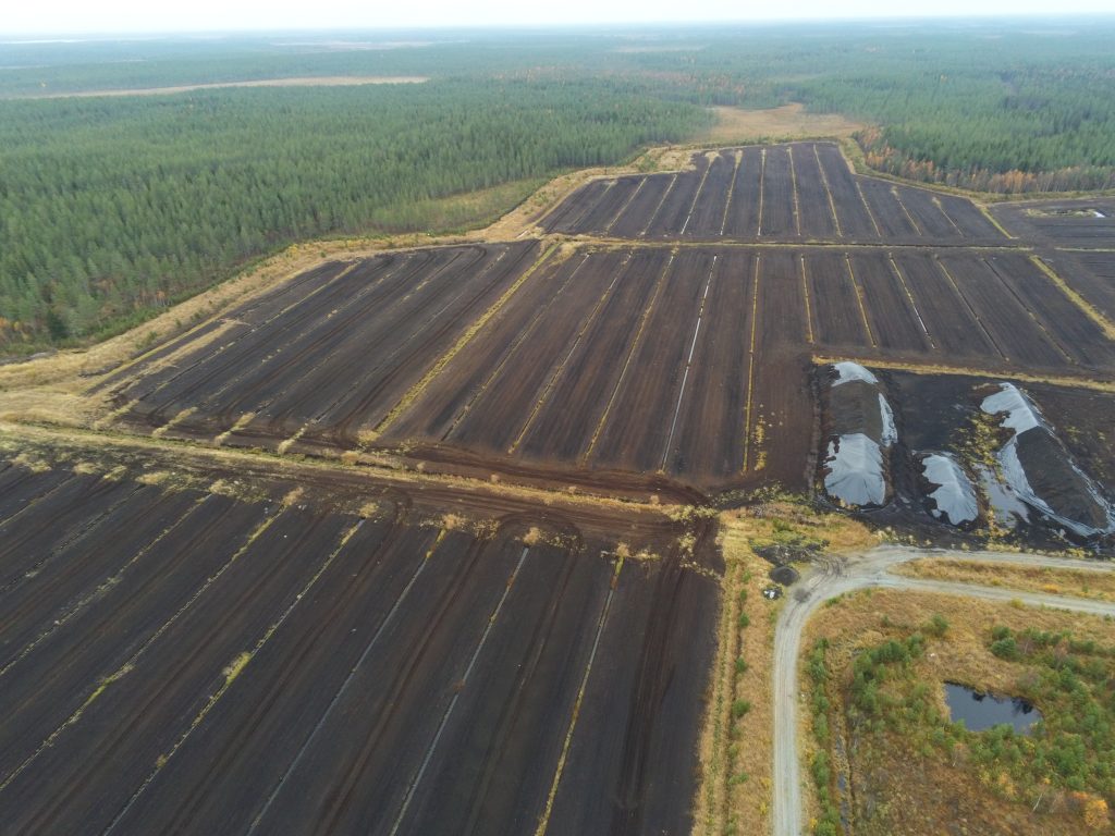 Turvetuotantoalue, jossa näkyy myös turvetta aumoissa.