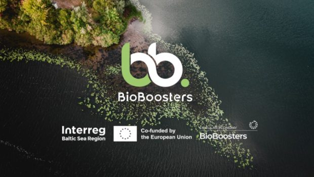 BioBoosters-logo, jonka taustalla merta ja rannikkoa. Kuvassa tekstit: BioBoosters, Interreg Baltic Sea Region, Co-funded by the European Union, Circular Economy - BioBoosters.