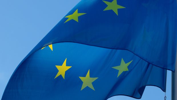 Euroopan unionin lippu sinistä taivasta vasten.